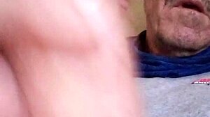 Папа выражает любовь к семье заботливым способом