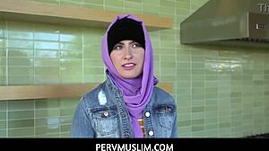 ペルブムスリムが濡れたアラブティーンファンタジーを追い、アンジェリン・レッドのPOVフェラ