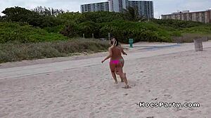 Geile amateur 18+ flasht op strand voor harde blowjob en grote pik 4some feestje POV