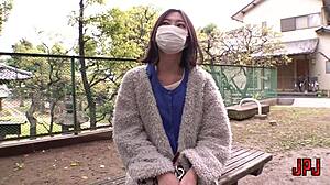 มองหญิงแต่งงานโชว์ในสวนสาธารณะ