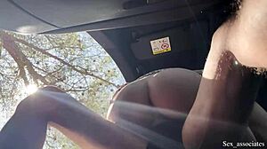 Hé, elkaptak, hogy az autóban verem a farkam a kirándulóösvényen, és ez a naiv 18+ tini segített ki! 😜