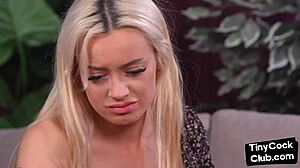 Nur zugucken, wie diese Babe in Heels zwei kleine 18+ Schwänze wichst