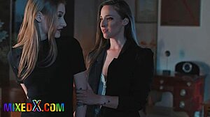 Mixedx euro lesbo pornotähdet Amirah Adara ja Tiffany Tatum leikkivät pahoja pelejä yhdessä.