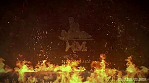 Žena dostáva drzú tantrickú masáž s prirodzenými cicmi