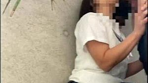 ヘイ、このアマチュア日本人娘が隠れて彼氏に屋外クイックフェラ