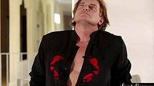 Ebony teini 18+ kumartuu kovalle takaa naimiseen tittifuckin jälkeen