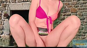 डिल्डो से एजिंग, माला ड्वॉयका अपनी न्यूड बॉडी को सोलो टीज करती है।