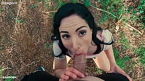 Linda Del Sol šuká obrovský chuj vonku v tesnej pičke a riti