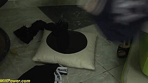 Моје прво порно снимање са длакавом бабом било је дивље!