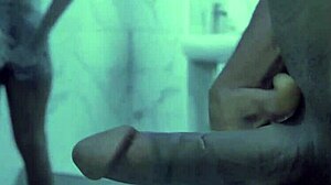 Хей, стъпчичо, мислиш ли, че не те виждам да надничаш докато се къпя и да дърпаш този голям кур?