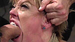 Hej, hočeš videti to milfico z ogromnimi joški v divjem BDSM gangbangu?