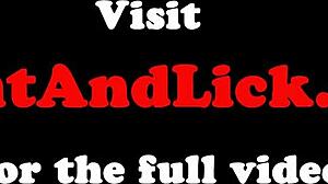 レズビアンベイブがオイルまみれで激しくレスリング