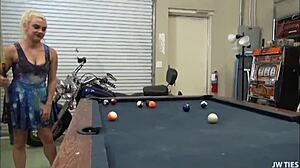 גרמתי לאבא חורג לגמור חזק עם הכוס הצרה שלי. וואו, הזין המפלצתי הזה! 😍