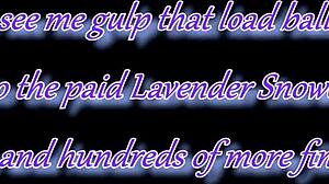 Brunette kvinde med skør makeup viser sine sexede ben og røde tæer mens hun tager dyb throatpie