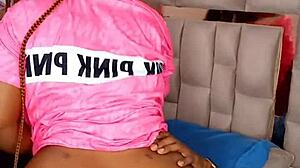 Dolgočasni igramo igro za slečenje z mojo vročo sestrično