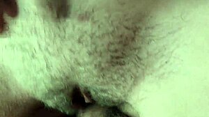 Pussyjob Duce la Orgasm Intens pentru Frumoasa Tânără Horny în Scenă Udă