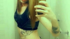 ホットなトラニーがスポーツブラとパンティで小さなクリトリを優しく触る