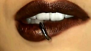 Naomi Foxxx csábít hamis cicikkel és buborék seggel interracális farokkal