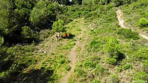 Drone látja a fiatal párt kemény dugásban kint nyilvánosan