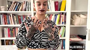 Surprise Dans La Rue : Fille Arabe Penchée Pour De L'Action