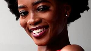 Alicia, majhna črna najstnica, pozira v vročem spodnjem perilu. Njeno osupljivo telo sije skozi!