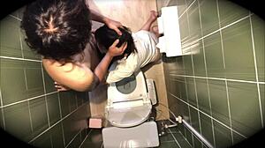 日本のアマチュアカップルがトイレでPOVで巨乳を揺らしてバン！