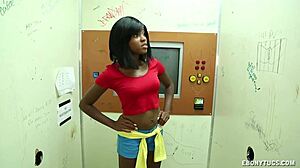 सेक्सी एबोनी बेबे सफेद लंड को रोजाना हिलाना पसंद करती है