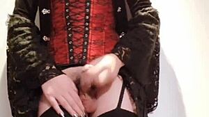 Selena变性人在性感高跟鞋和裙子里自慰到狂野高潮