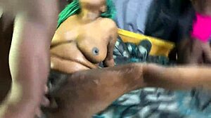 Črna lezbična trojka eksplodira v divjo gangbang orgijo zabavo