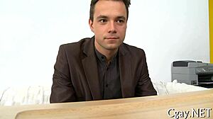 Hej, pogledaj ovaj amaterski gej porn sa vrućom akcijom između momaka u opuštenoj atmosferi.