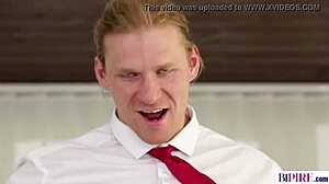 جماع شرجي جماعي ثنائي الجنس بينما الرئيس بعيد في ثلاثية مجنونة