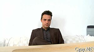 Hej, pogledaj ovaj amaterski gej porn sa vrućom akcijom između momaka u opuštenoj atmosferi.