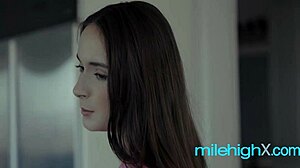 Stiefmutter treibt mich wild mit schüchterner Teen-Muschi-Tauchen!