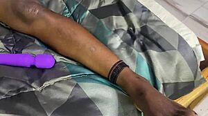 Il threesome lesbico nero esplode in un'orgia gangbang selvaggia.