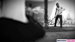 Chica universitaria pequeña Alexa Nova se masturba sola con calcetines perforados metiendo dedos en jardín