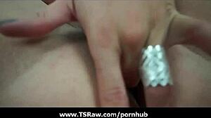 Большогрудая латина-транссексуалка делает крупный план дрочки в трусиках