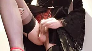 セレナ・シーメールがセクシーなヒールとスカートでオナニーして激しいオーガズム