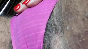 نيلي تُغري كسها السمين قرب النشوة في POV