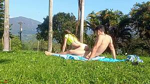 義兄が両親がいない時に屋外で私をハードにファック