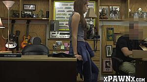 Szép nő lopva szexel mielőtt zálogba adja a cuccokat