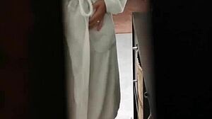 Donna nechá okno otvorené počas sprchy, zachytené na kamere