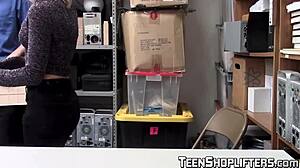 Fiatal gyanúsított Alice Nicole fegyelmet kap szájba a spunkkal