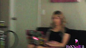 Jenna Foxx和Verronica Kirei用假阳具舔彼此大奶，在POV中