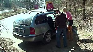 عاهرة بلوند ساخنة بثدي طبيعي تعطي بليو جوب في الخارج