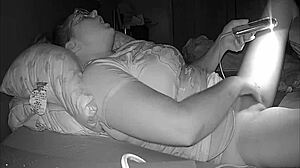 Troia tettona filma un video bollente per la sua ragazza. Telecamera nascosta cattura ogni momento di dita!