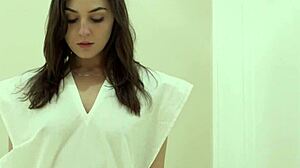 Verlegen tiener hard geneukt in wilde poesjesfestijn