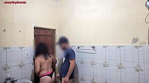 Mladi 18+ par se jebe močno v javnem baru