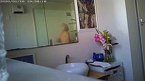 Големите цици на бабата получават интензивно чукане