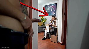 छोटी लातीना स्कूलमेट चुपके में गर्मी भड़काती है