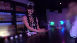 Karcsú Moa-Chan szopja a faszt a koncept kávézóban, squirt klimaxszal és arcba élvezéssel